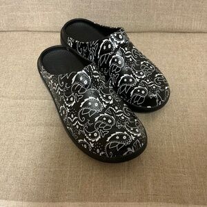 Oofos Unisex Clogs, Limited Edition, Black Bandana, Men 8, Women 10, EU 41